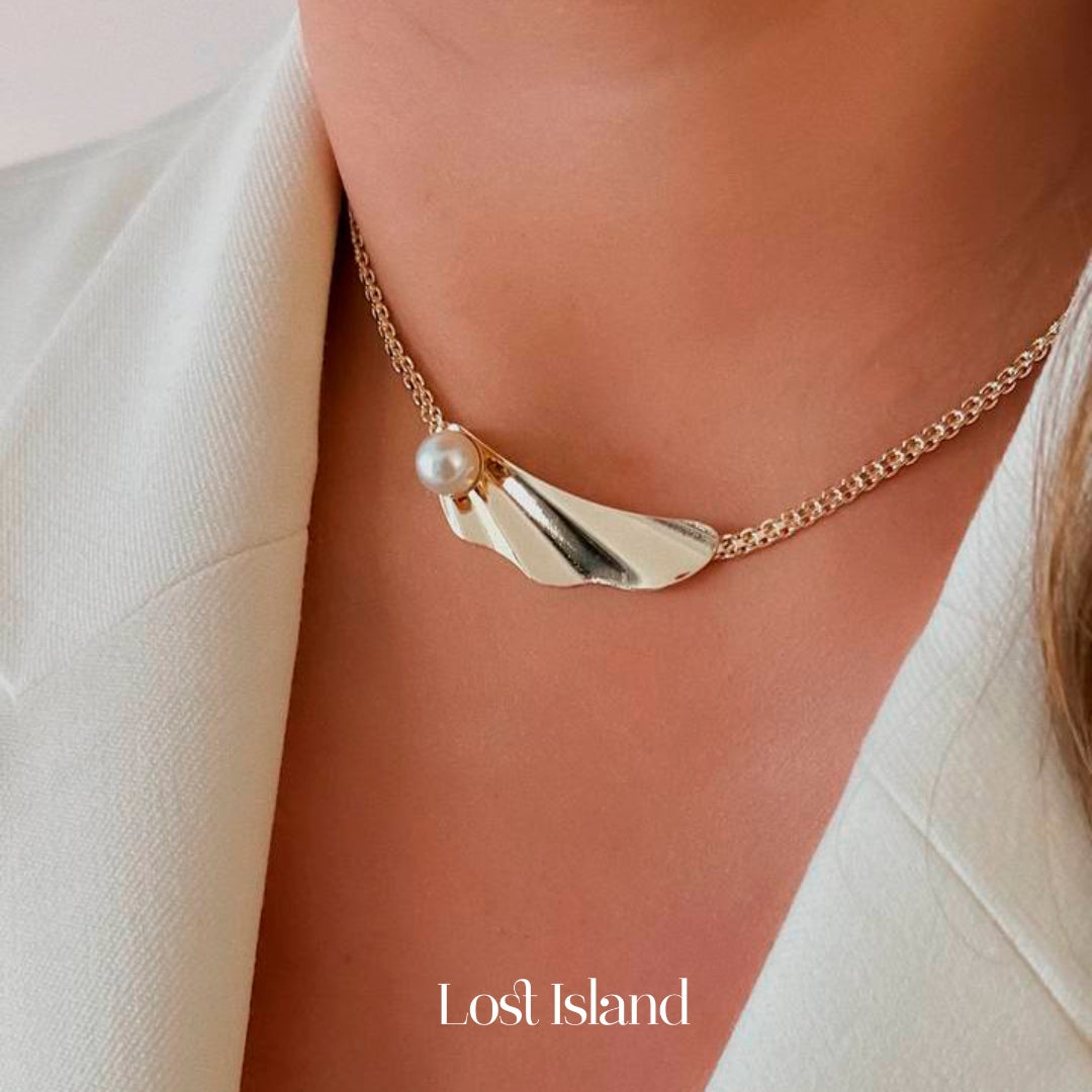 Colar Chocker Asa Leque com Pérola Banho Ouro 18k