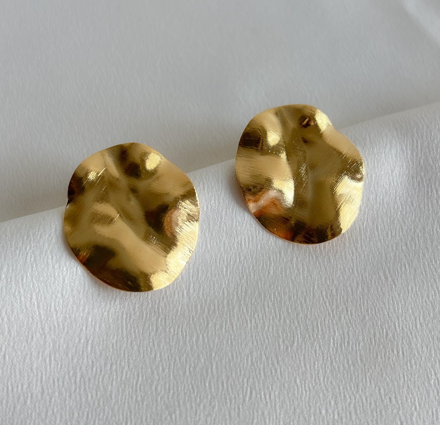 Brinco Redondo Orgânico Banho Ouro 18k