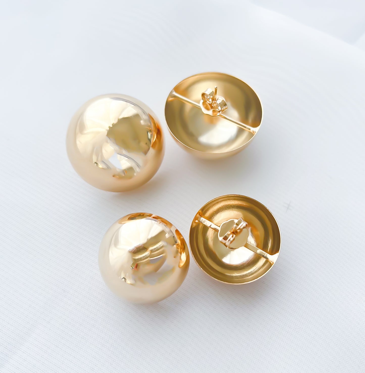 Brinco Fixo Meia Esfera Metal Banho Ouro 18k