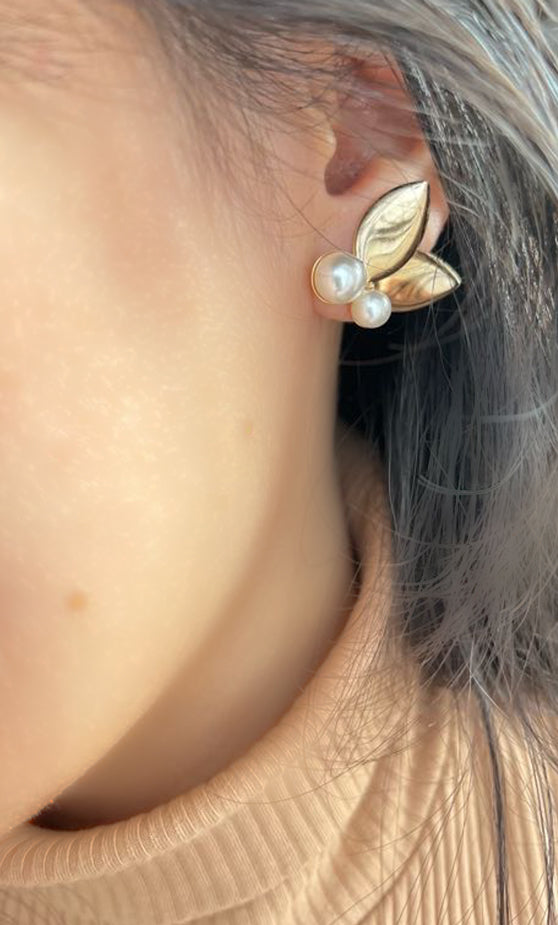 Brinco Duas Folhas e Duas Pérolas Banho 18k