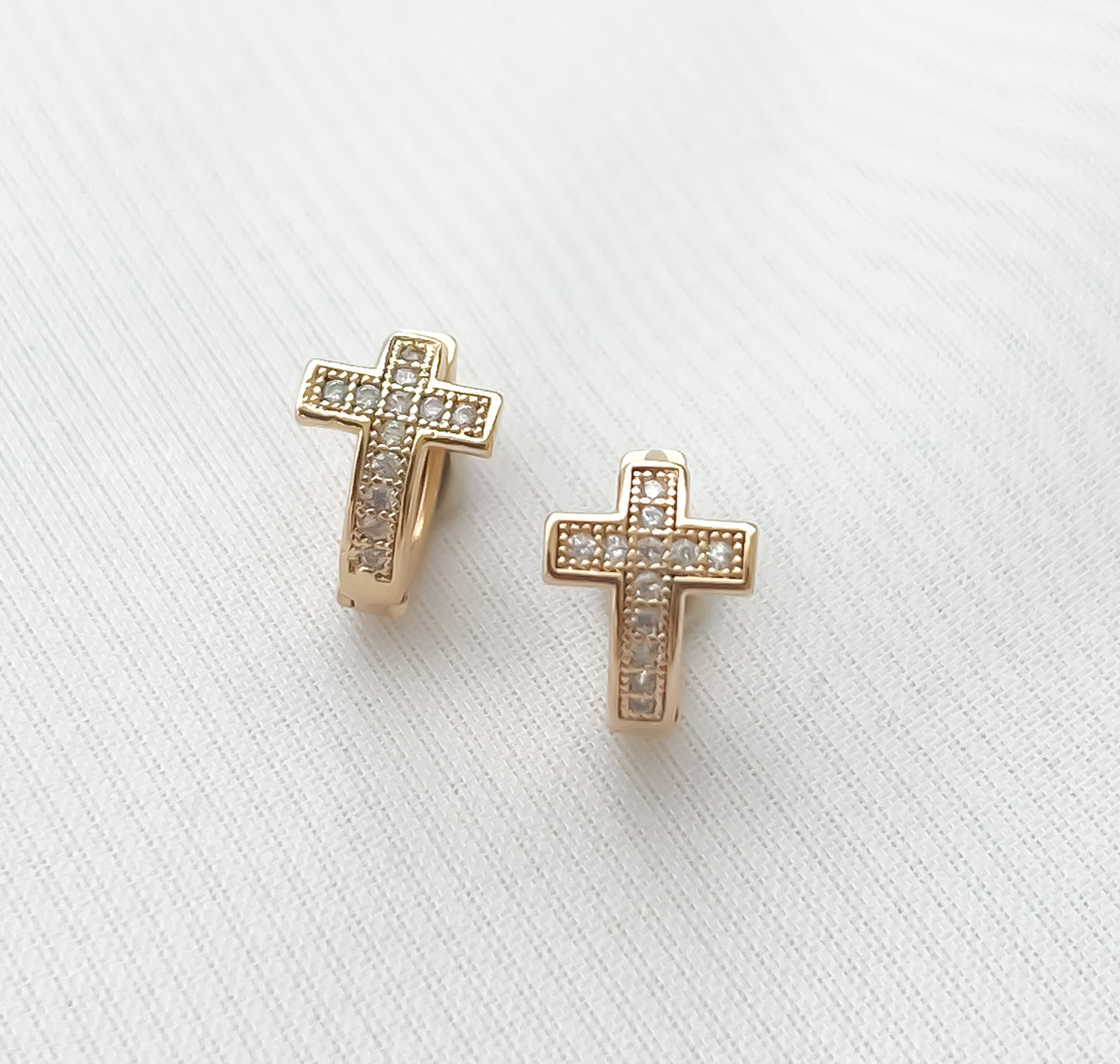 Brinco Mini Argola Cruz Cravejado Zircônia Banho Ouro 18k