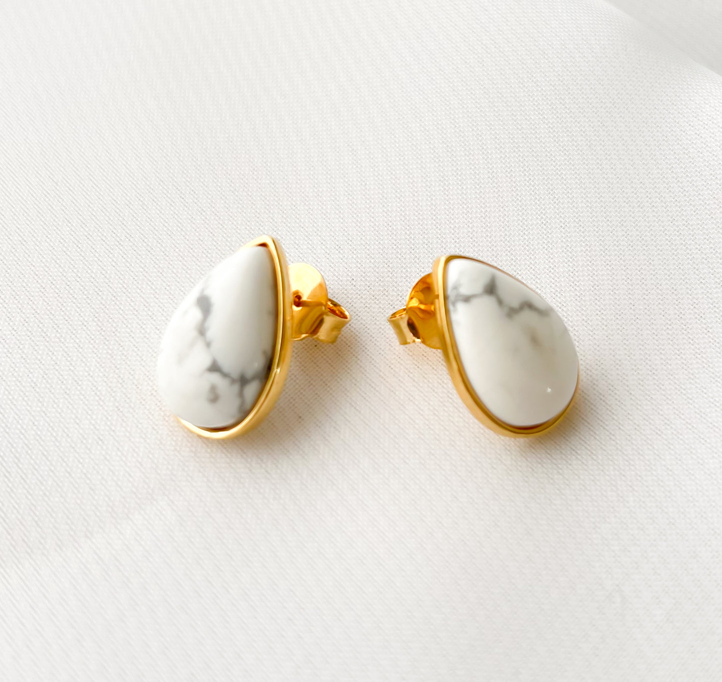 Brinco Gota Howlita Bold Banhado a Ouro 18k