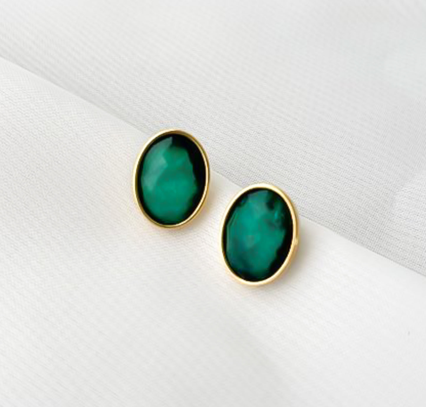 Brinco Oval Esmeralda Banho a Ouro 18k