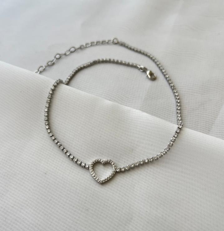 Colar Chocker Riviera com Pingente Coração Vazado Fixo Riviera Banho Ródio