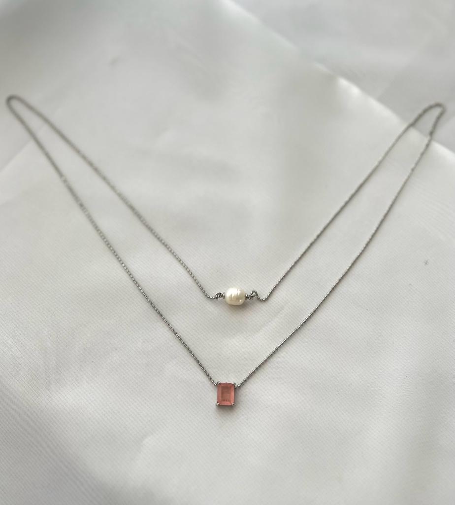 Colar Escapulário Premium com Pingente Pedra Cristal Rosa e Pingente Pérola Banho Ródio