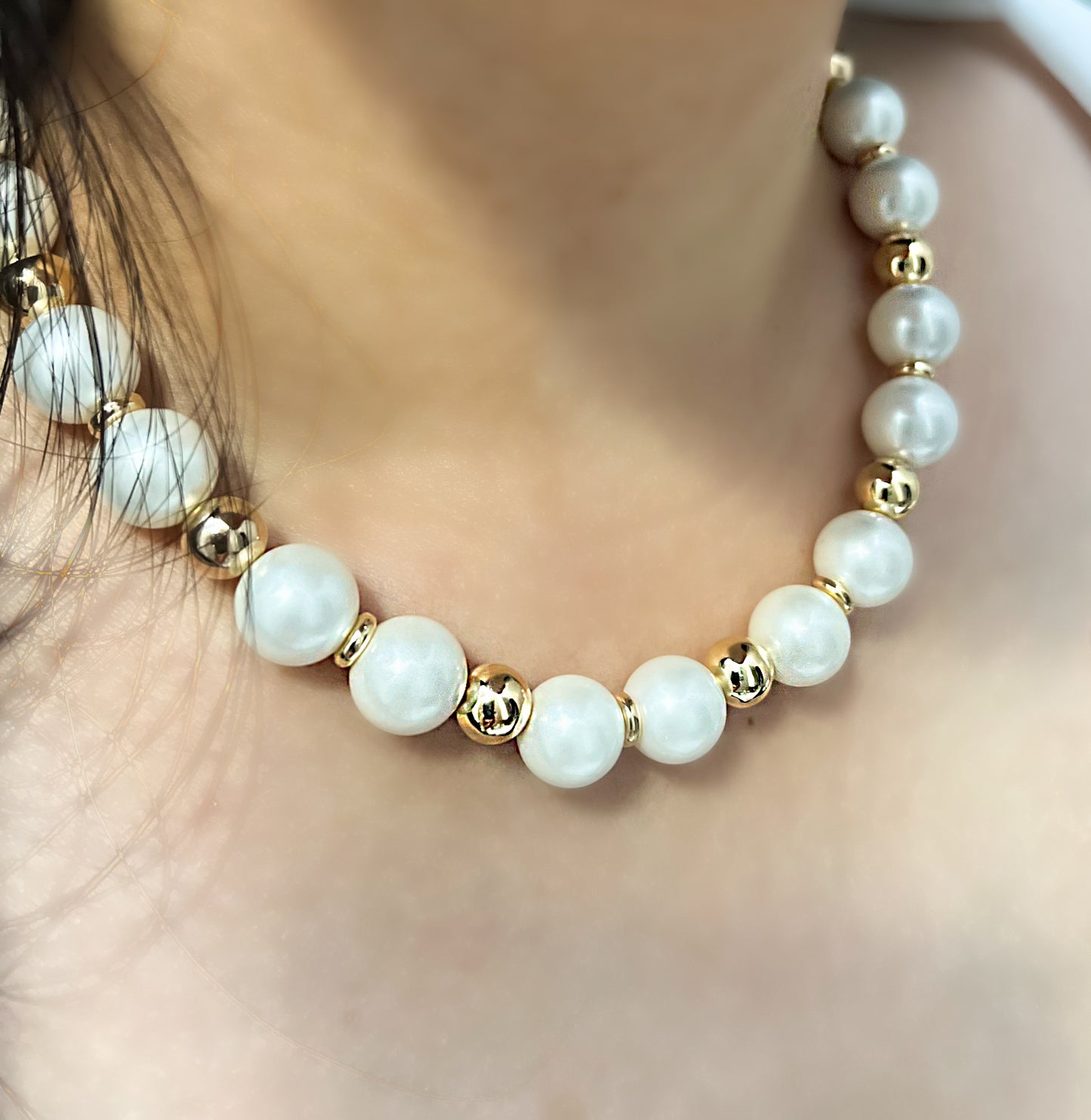 Colar Pérolas e Esferas de Metal no Banho Ouro 18k