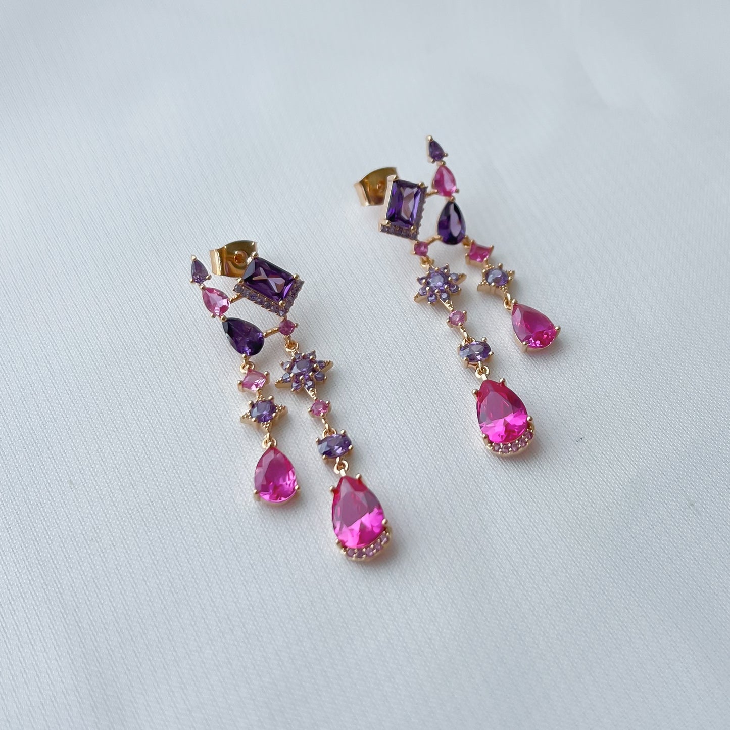 Brinco Condessa com Pontos em Zircônias Rosa e Lilás Banho Ouro 18k
