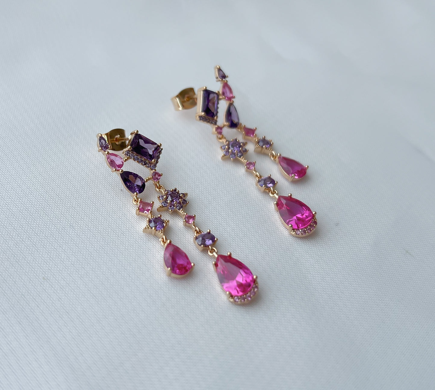 Brinco Condessa com Pontos em Zircônias Rosa e Lilás Banho Ouro 18k