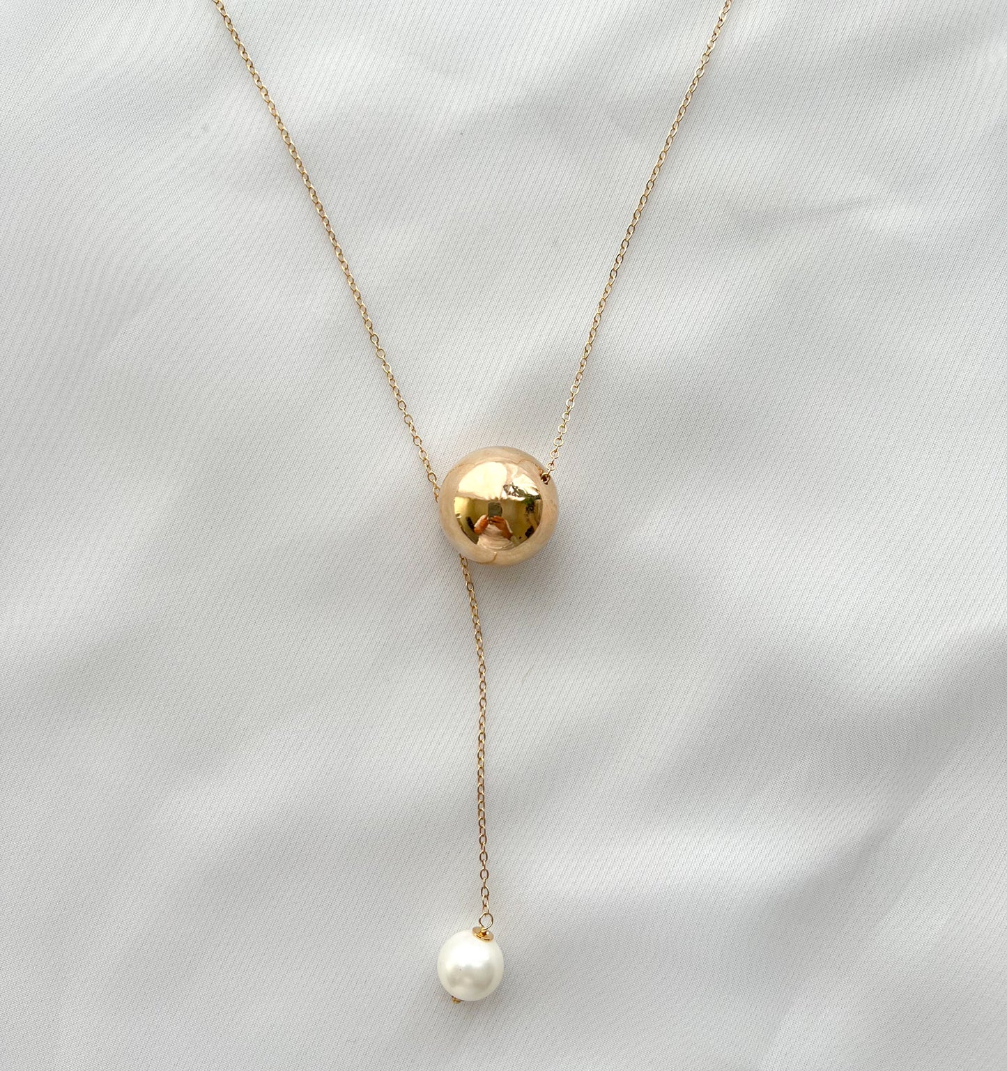 Colar Gravata Esfera e Pérola Banho Ouro 18k