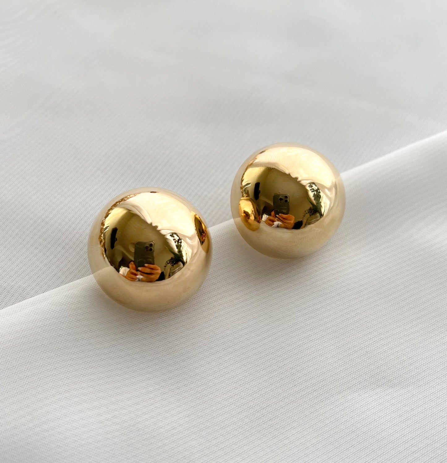 Brinco Fixo Meia Esfera Metal Banho Ouro 18k
