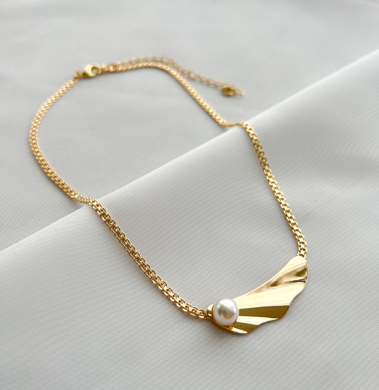 Colar Chocker Asa Leque com Pérola Banho Ouro 18k