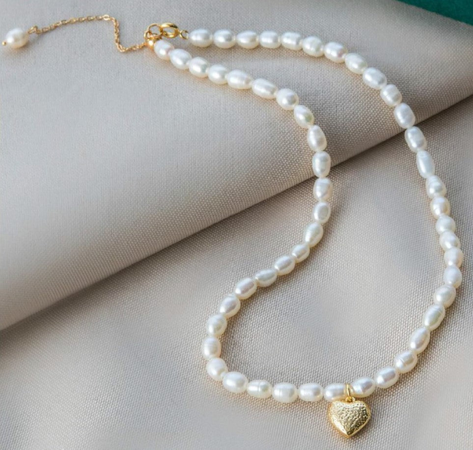 Colar com Pérola de água doce e Pingente de Coração Banho Ouro 18k